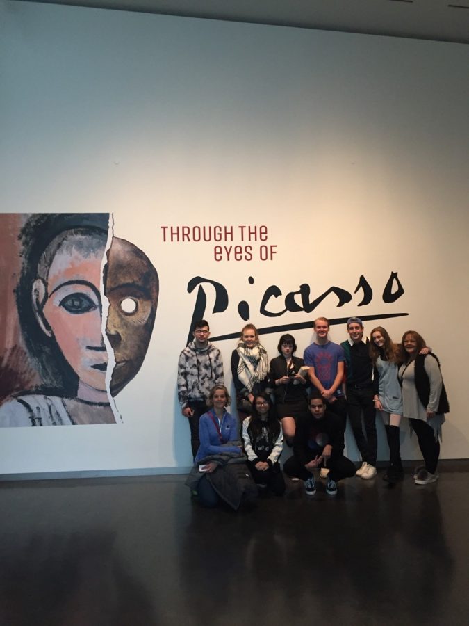AP Art students stand in front of the “Through the Eyes of Picasso” art exhibit at the Nelson-Atkins Museum while on tour. The students visited two museums and the class will make this an annual field trip for AP Art students in the future. 